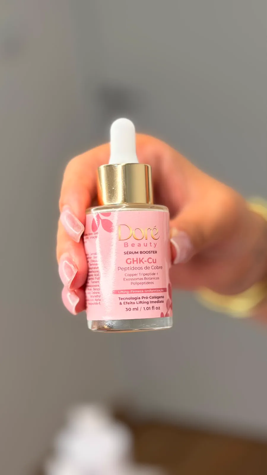 Sérum Booster Doré Beauty na mão